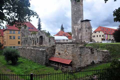 Mauerreste vom Wasserschloss Neideck